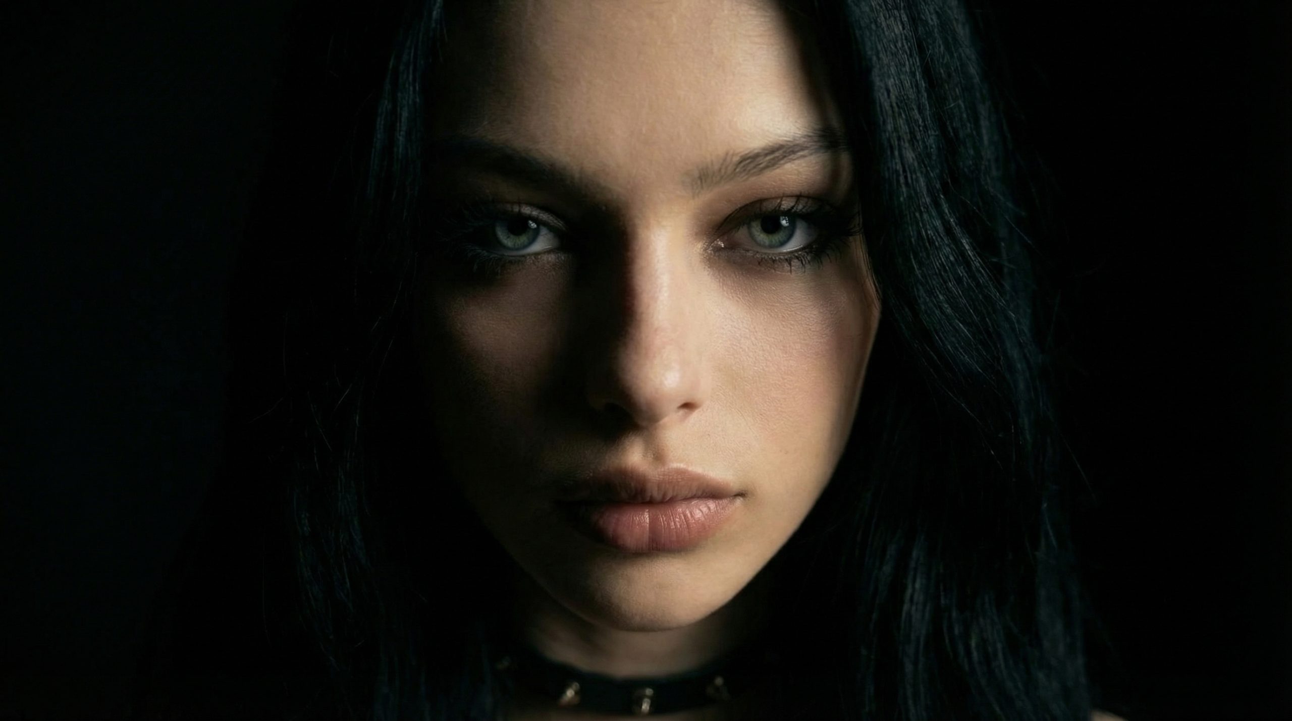 Sofia Ekström, close portrait in dramatic low light
